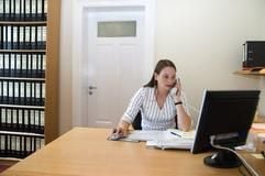Immobilienkaufleute brauchen eine fundierte Ausbildung und Fingerspitzengefühl - sie arbeiten zum Beispiel bei Bauträgern, in den Immobilienabteilungen von Banken oder bei Wohnungseigentumsverwaltungen. (Foto: dpa)