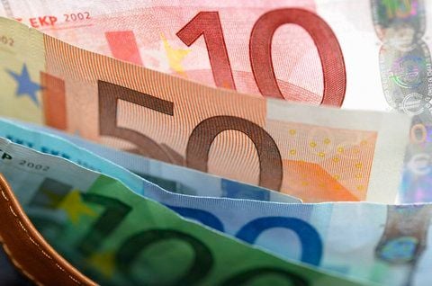 Euro-Banknoten stecken in Berlin für eine Fotoillustration in einer Geldbörse (Foto vom 17.06.08). Die Louisenthal Papierfabrik in Königstein erzeugt täglich rund 30 Tonnen Hochsicherheitspapier. (FOTO: DAPD)