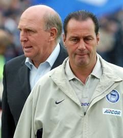 Mit ernsten Gesichtern kommen Hertha-Manager Dieter Hoeneß (l) und Trainer Huub Stevens in das Stadion. (Foto: dpa)