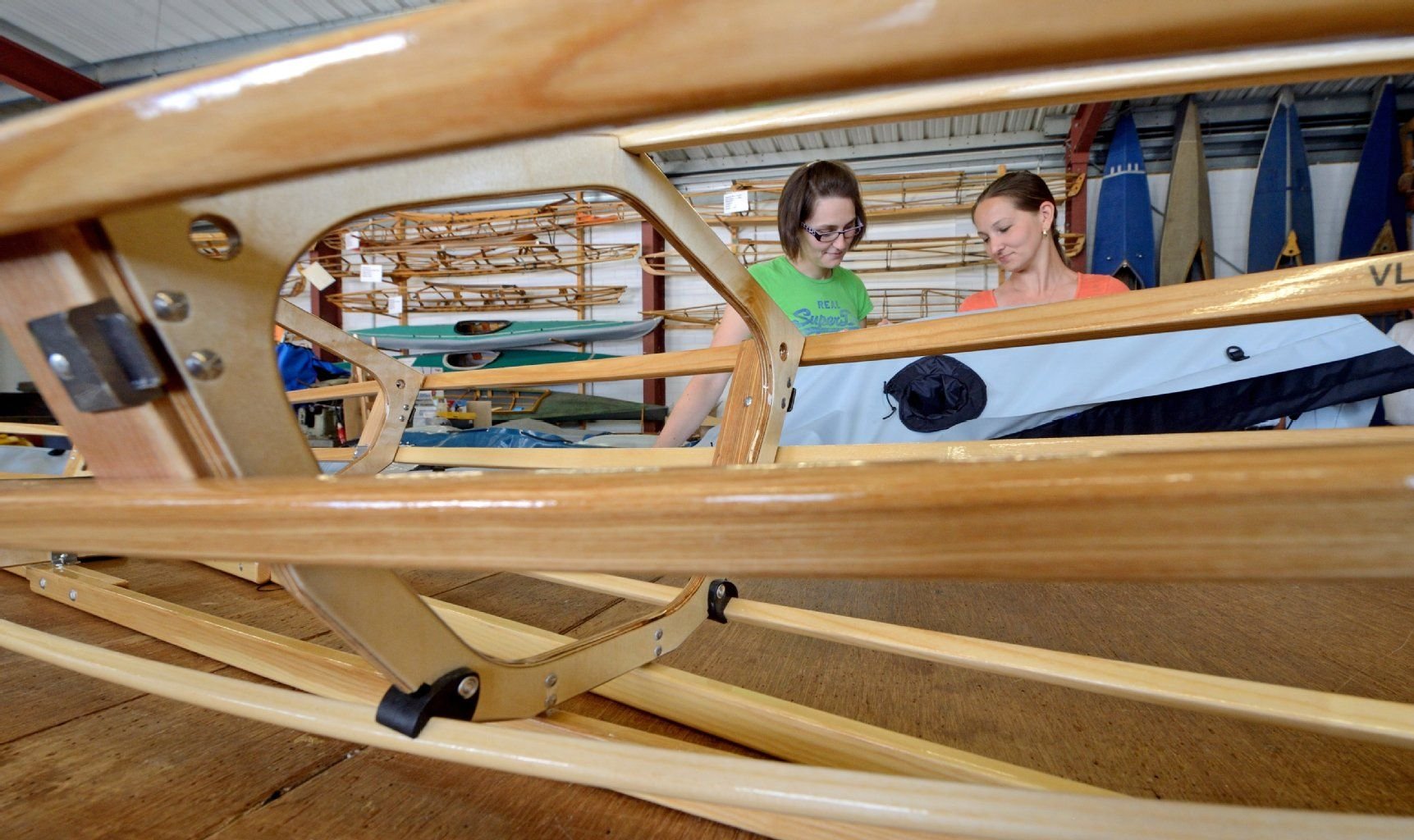Die Schneiderinnen Mandy Hauschild (l.) und Katharina Seidel in der Werkstatt der Poucher Boote GmbH in Pouch.