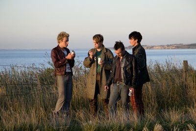 Die «Dorfpunks» Roddy Dangerblood (Cecil von Renner v.l.n.r.), Fliegevogel (Ole Fischer), Flo (Daniel Michel) und Sid (Pit Bukowski) stehen in einer Szene aus dem gleichnamigen Film im schleswig-holsteinischen Schmalenstedt am Deich. (FOTO: DPA)