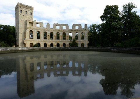 Der Normannische Turm (l.) und die Theaterwand spiegeln sich in Potsdam auf dem Ruinenberg in einem Wasserreservoir. (FOTO: DAPD)