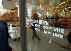 Öffnungszeiten an einem Einzelhandelsgeschäft (Foto: MZ-Archiv)