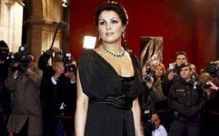 Diva in Schwarz: Die russische Sopranistin Anna Netrebko geht den roten Teppich zum Wiener Opernball. (Foto: dpa)