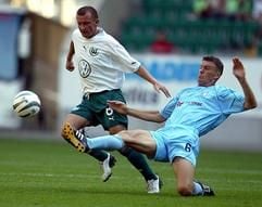 Fußball UI-Cup Halbfinale VfL Wolfsburg - Cibalia Vinkovci am Mittwoch (06.08.2003) in der Volkswagen Arena in Wolfsburg. Der Wolfsburger Dorinel Munteanu (l) und der Kroate Dazen Pernar kämpfen um den Ball. (Foto: dpa)