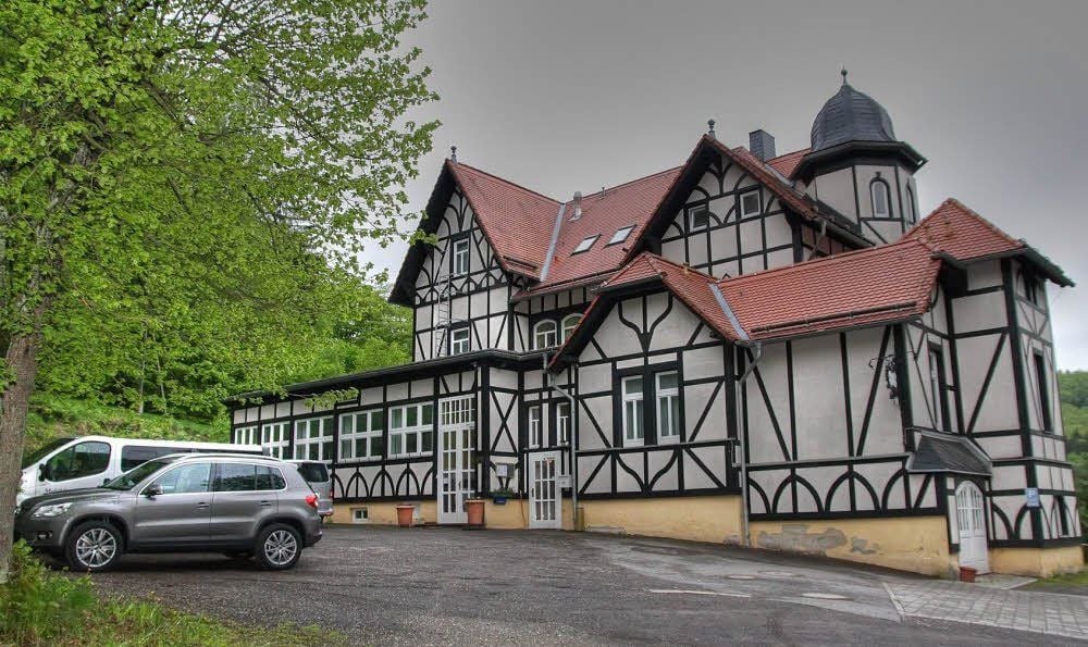 Das Hotel „Waldblick“ besticht nicht nur durch sein Fachwerk, sondern auch seine Lage am Waldrand oberhalb der Thyragrotte.