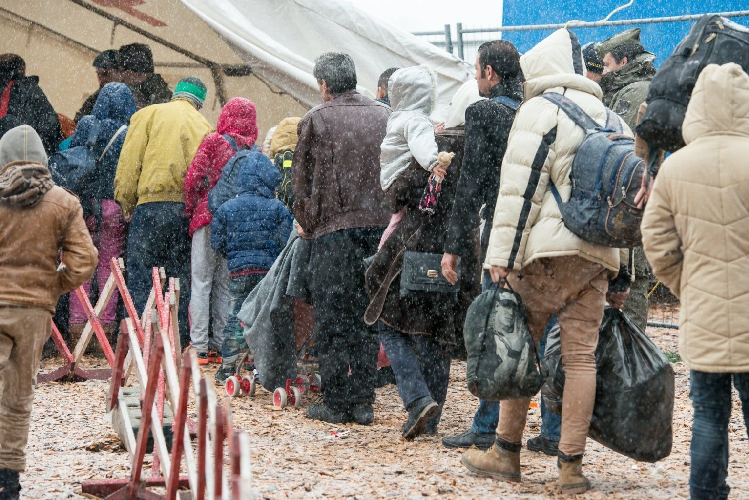 Flüchtlinge warten an der deutsch-österreichischen Grenze auf ihre Einreise nach Deutschland
