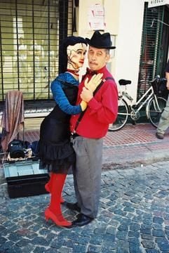 Auch Straßenkünstler zieht es zum Flohmarkt im Stadtteil San Telmo, mitten in Buenos Aires - einer von ihnen ist Oskar Marono. Im eleganten Zwirn, mit schwarzer Fliege und Melone schwoft er zu Tangoklängen über das Kopfsteinpflaster und wirft den Zuschauerinnen Kusshände zu. (Foto:dpa)