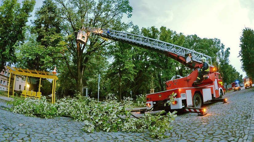 Am Anger in Frose musste die Feuerwehr mit einer Drehleiter ausrücken, um die Schäden des Unwetters zu beseitigen.