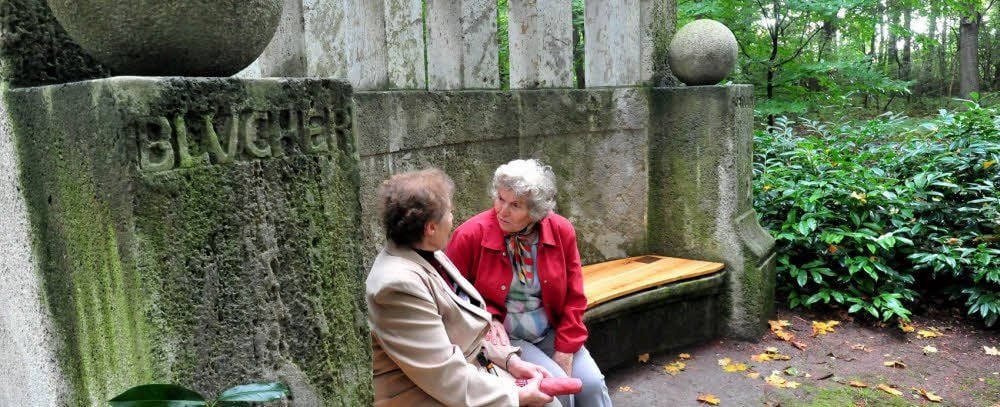 Rosmarie Fink (links) und Marianne Schulze freuen sich, dass sie die Feldherrenbank im Klemmberg-Park nun wieder nutzen können.