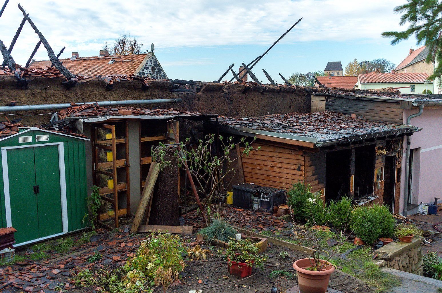 Brand in einem Bauernhof. Auch das Nachbargrundstück hat es erwischt.