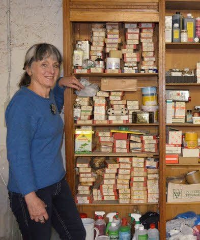 Ursula Kirsch vor ihrem Farbregal