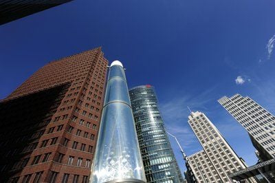 Von der Terasse 103 Meter hohen «Kollhoff-Towers» (l.) am Postdamer Platz Blick hat man einen Rundblick über das Stadtzentrum Berlins (Foto: dpa)