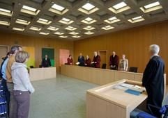 Damit der Rechtsstreit nicht zum finanziellen Kraftakt wird: Prozessfinanzierer übernehmen die Kosten von Verfahren. Im Falle eines Gewinnes erhalten sie einen Teil des erstrittenen Geldes. (Foto: dpa)