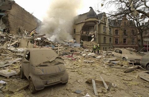 21. Dezember 2002: Qualm über den Trümmern, die mal das Haus Stephanusstraße 3 waren.