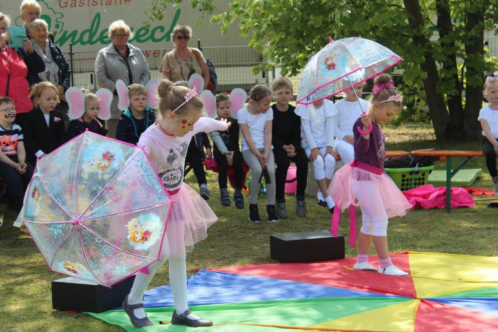 Beim Frühlingsfest in Schweinitz waren auch die beiden Seiltänzerinnen Amelia und Lina (v.l.) zu erleben. Gekonnt balancierten sie vor dem Publikum auf dem Gelände an der Gaststätte „Weintraube“.