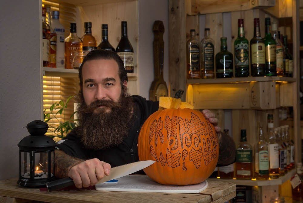 Stefan Fischer vom Whiskykeller lädt zum Halloween-Abend mit Kürbisgesichter-Wettbewerb in die Wilhelm-Busch-Passage ein.