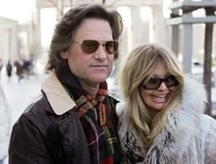 Die Hollywood-Schauspielerin Goldie Hawn (r.) und ihr Ehemann und Kollege Kurt Russell verlassen am Dienstag (8. Februar 2005) in Berlin das Hotel Adlon zu einer Stadtrundfahrt. (Foto: dpa)