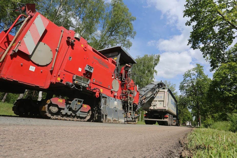 Mitarbeiter der Firma Reif erneuern die Fahrbahndecke auf der L 63.