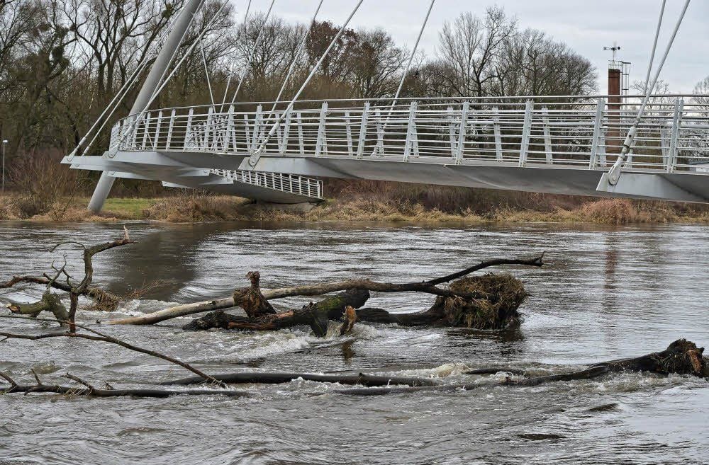 Die Mulde bei Dessau führt deutlich Hochwasser. Doch von Montag zum Dienstag ist der Wasserstand um fast 20 Zentimeter gesunken.