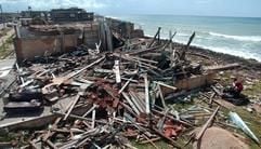Ein duch den Hurrikan «Charley» zerstörtes Haus an der kubanischen Küste in Baracoa, westlich von Havanna (Foto: dpa)