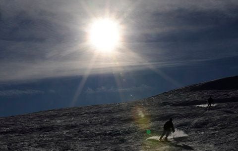 Skifahrer fahren in Sonnenberg die Piste hinunter. (FOTO: DAPD/ARCHIV)