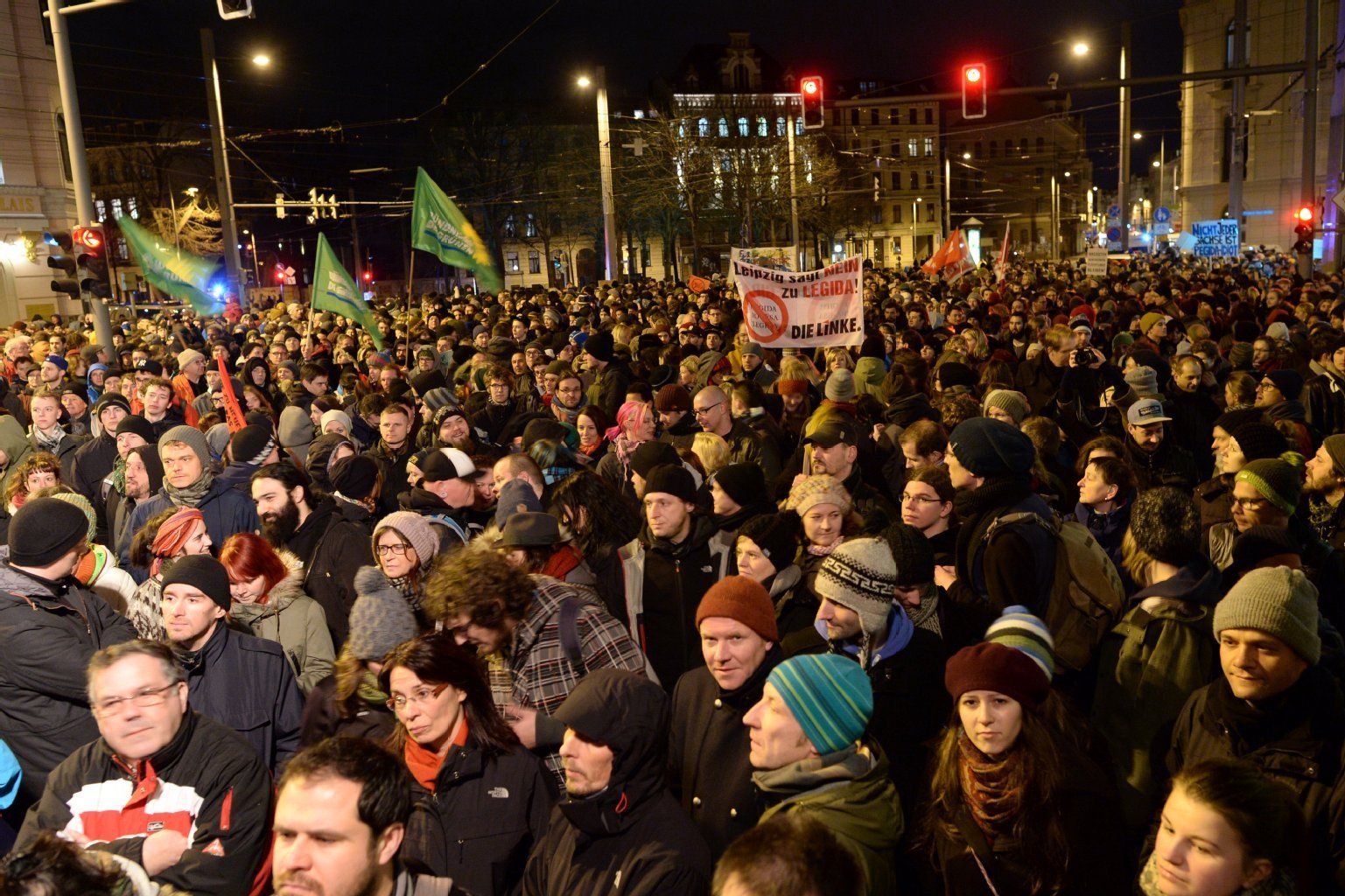 Teilnehmer einer Demonstration gegen die islamkritische Legida-Bewegung halten in Leipzig Transparente in die Höhe.
