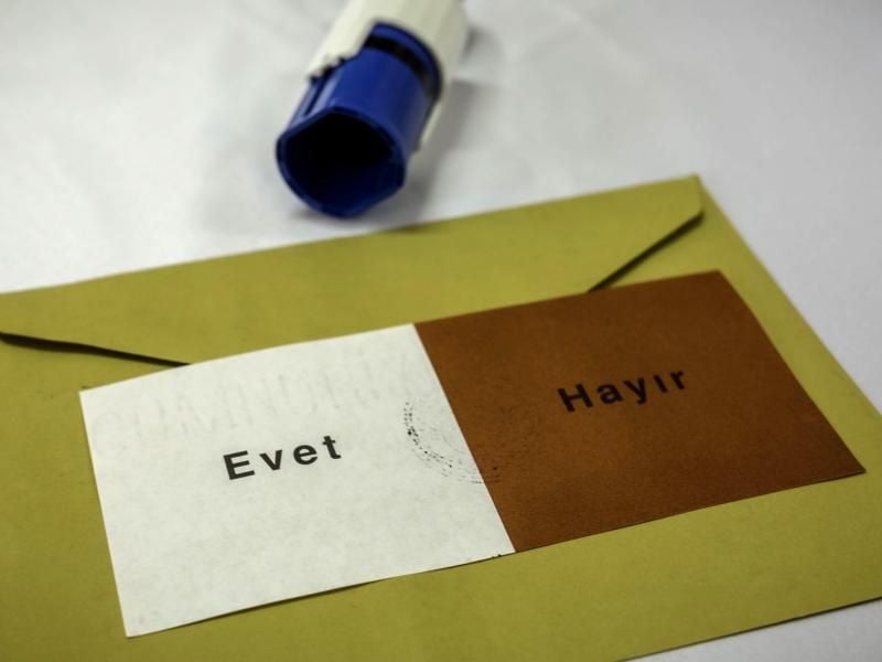 Ein Stimmzettel mit den Wahlmöglichkeiten „Evet” (JA) und „Hayir” (Nein) liegt in einem Wahllokal in Istanbul.
