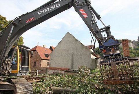 Die Bagger beräumen ein Grundstück für das Luthermuseum.