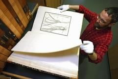 Sammlungsbeauftragter Andreas Pischel blättert am Mittwoch (03.03.04) im Depot des Kupferstichkabinetts der Staatlichen Kunstsammlungen Dresden, im Dresdner Schloss, in einem der beiden Klebebände mit grafischen Blättern, welche die Ukraine als Beutekunst aus dem zweiten Weltkrieg im Februar 2004 an Deutschland zurückgegeben hat. (Foto: ddp)