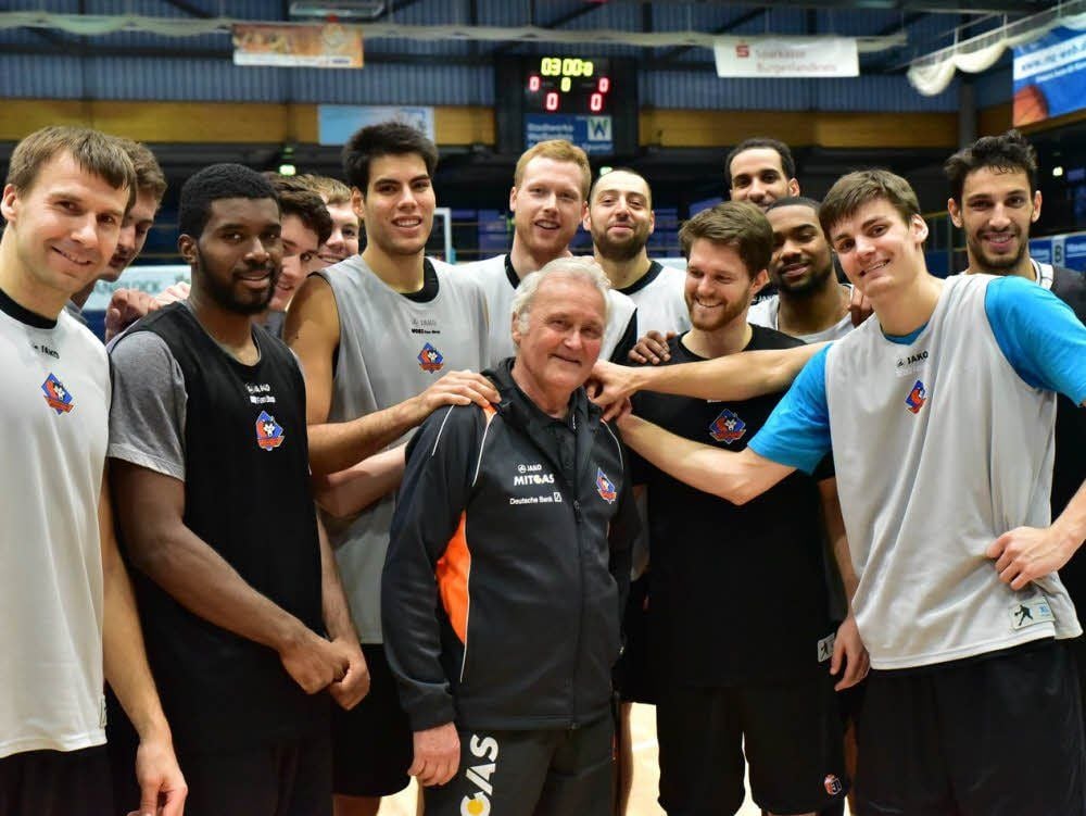 Teambetreuer Klaus Thiel (Mitte) im Kreise seiner Schützlinge vom Mitteldeutschen Basketball Club.