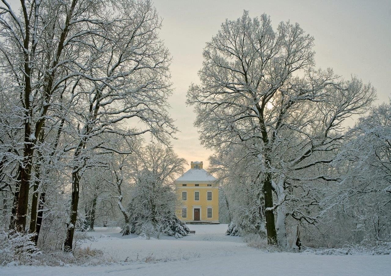 Das Schloss Luisium im Winter - hier geht die Führung los.