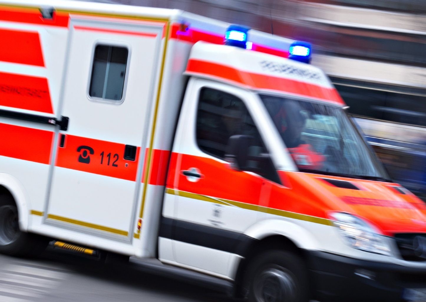 Ein Rettungswagen mit Blaulicht auf dem Weg zu einer Unfallstelle.