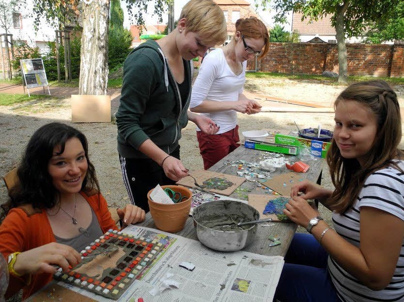 Mit Phantasie und Fingerspitzengefühl entstehen aus Scherben Kunstwerke. Spaß daran haben Theresa Schäde, Svenja Wieser, Rita Semmner und Lisa Scholkofsky (von links nach rechts)