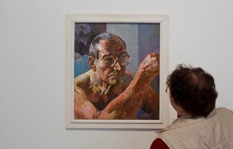 Das Werk «Bei der Arbeit» des Malers Willi Sitte wird in der Kunsthalle «Villa Kobe» in Halle an der Saale betrachtet. Das Ölbild auf Karton ist ein Selbstbildnis aus dem Jahr 1995.