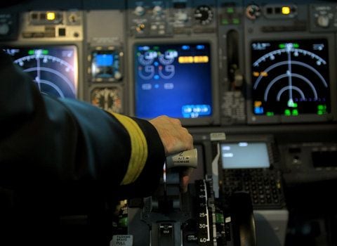 Ein Pilot sitzt in Düsseldorf im Cockpit einer Boeing 737-800. Jeder dritte Pilot in Europa ist einer Umfrage zufolge schon einmal hinter dem Steuerknüppel eingeschlafen. (FOTO: DPA)