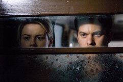 Jane (Rachael Taylor) und Ben (Joshua Jackson) in einer Szene aus «Shutter - Sie sehen dich» (undatiert Filmszene). Der Horrorfilm, der auf eine asiatische Vorlage zurückgreift, erzählt von einem jungen Paar, das für ein Mode-Shooting nach Japan reist und dort in einen Autounfall mit einer plötzlich auftauchenden Frau verwickelt wird. (Foto: dpa)