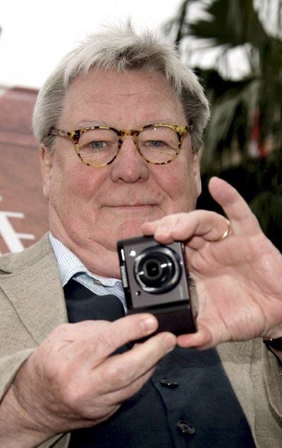 Der Regisseur Alan Parker mit einer kleinen Kamera (FOTO: DPA)