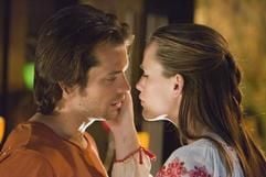 Im neuen Film «Lieben und lassen» stehen Fritz (Timothy Olyphant, l.) und Gray (Jennifer Garner, r.) beieinander. Grays Verlobter Grady stirbt kurz vor ihrer Hochzeit. (Foto: dpa)