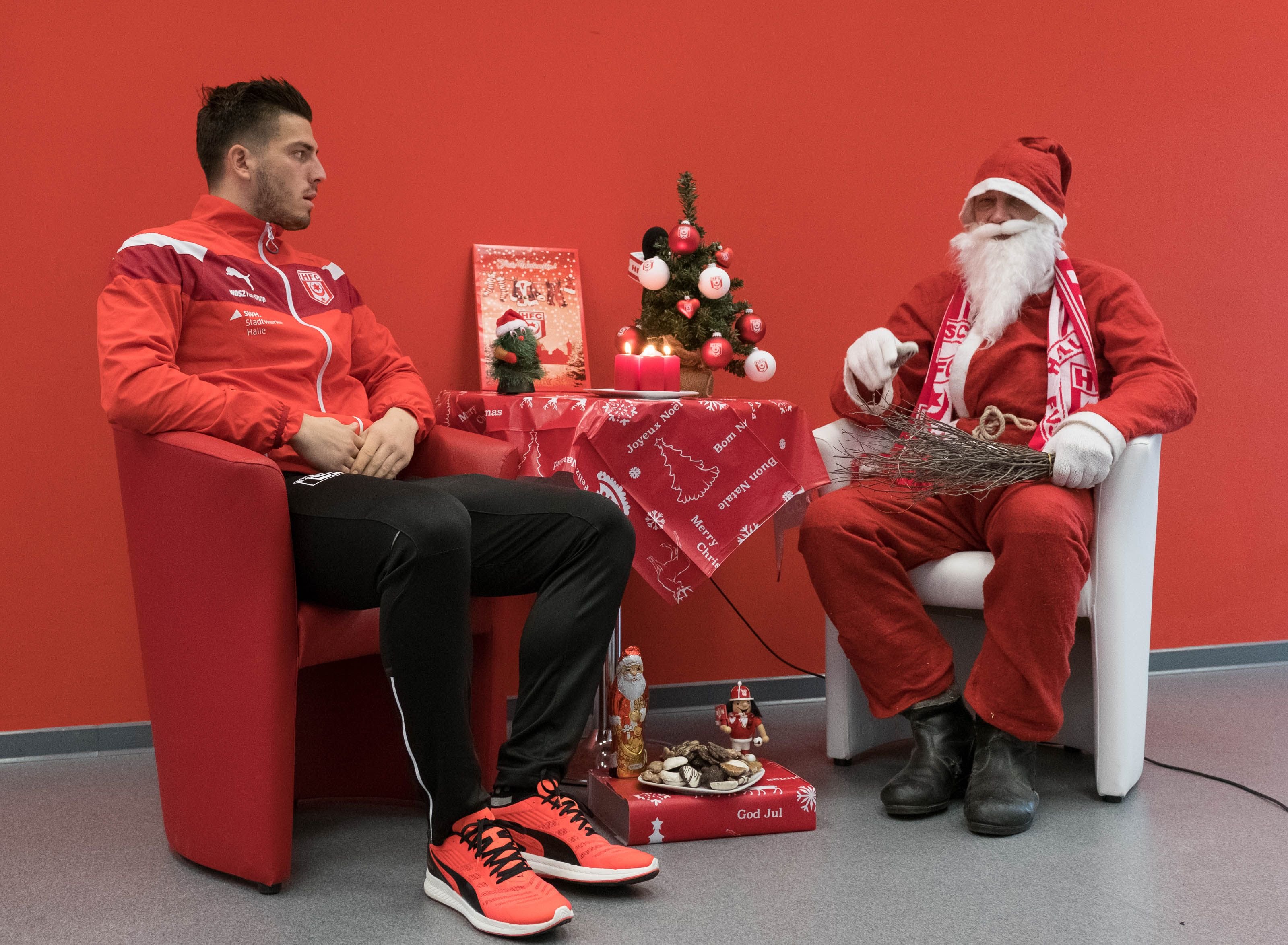 Kann das wirklich der Weihnachtsmann sein? Torwart Fabian Bredlow schaut etwas skeptisch.