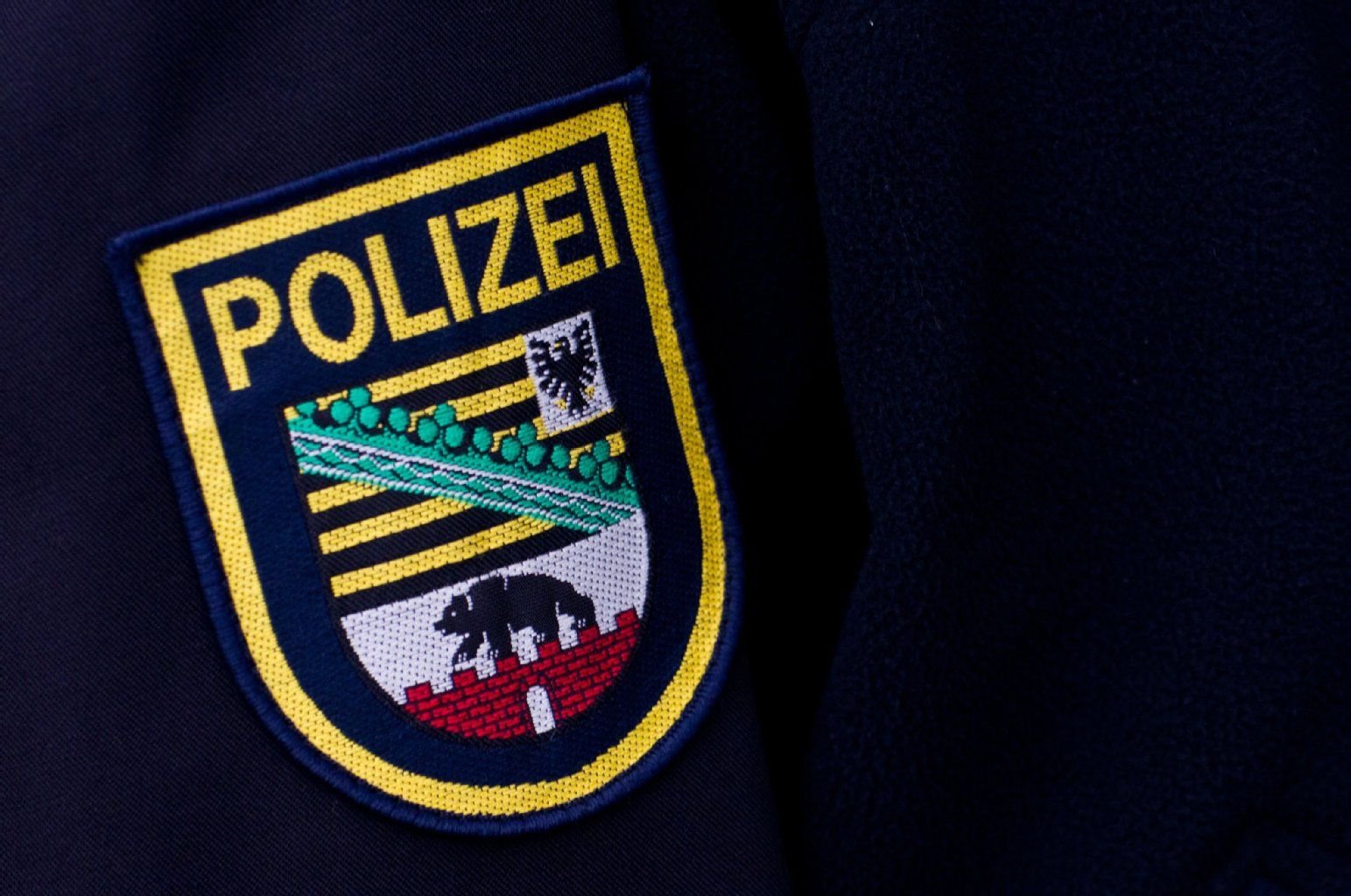 Ein Aufnäher mit dem Wappen der Polizei des Bundeslandes Sachsen-Anhalt.