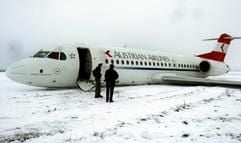 Eine Passagiermaschine der Austrian Airlines liegt am Montag (05.01.2004) nach einer Notlandung auf einem Acker in der unmittelbaren Nähe der oberbayerischen Ortschaft Reisen (Landkreis Erding). Die Fokker 70 kam aus Wien (Österreich) und verunglückte während ihres Landeanflugs um 08.17 Uhr. Bei der Notlandung wurden nach Polizeiangaben von den 28 Passagieren und vier Besatzungsmitgliedern drei Personen leicht verletzt. (Foto: dpa)