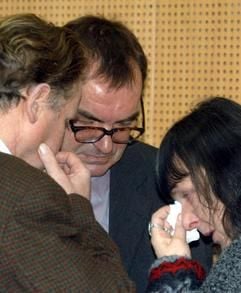 Am Montag (03.02.2003) spricht in einer Verhandlungspause im Augsburger Landgericht der Bürgermeister von Gersthofen, Siegfried Deffner (M) mit den Stiefeltern von Michael W., gegen den die Jugendstrafkammer derzeit verhandelt. Michael W. soll am Rosenmontag (11.02.2002) in Gersthofen bei Augsburg die zwölfjährige Vanessa in ihrem Kinderzimmer erschreckt und anschließend mit einem Messer erstochen haben. (Foto: dpa)