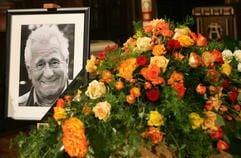 Ein Foto des verstorbenen Heinz Sielmann und der Sarg mit dem Leichnam des ehemaligen Tierfilmers steht am Samstag (14.10.2006) während der Trauerfeier in der Sankt Servatiuskirche in Duderstadt. (Foto: dpa)