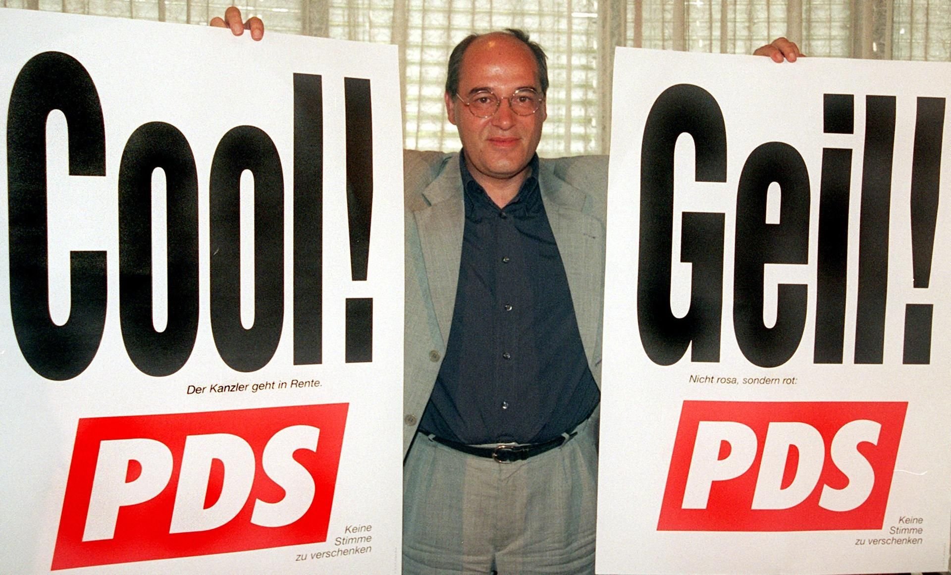 Der frühere PDS-Spitzenpolitiker Gregor Gysi 1998 mit Wahlplakten.