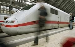 Wer zum Fahrradurlaub mit der Deutschen Bahn anreist, braucht Ausdauer und starke Nerven: Mehrere Umstiege und lange Fahrzeiten sind nötig, weil im ICE keine Fahrräder transportiert werden dürfen. (Foto: dpa)