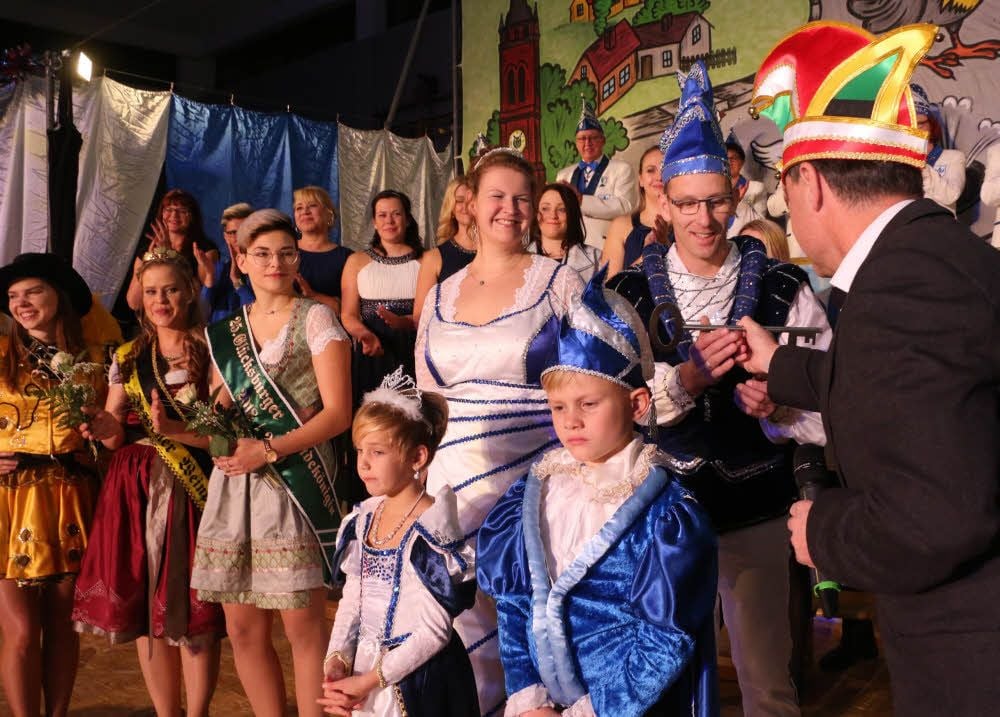 Das Prinzenpaar des HKC, Tina I. und Mike II., nehmen in Holzdorf-Ost aus den Händen von Jessens Bürgermeister Michael Jahn den Schlüssel entgegen. Jetzt haben sie bis zum Aschermittwoch die Macht.