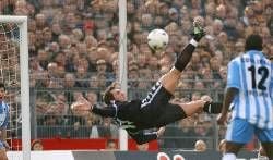 Jochen Kientz (M) vom FC St. Pauli versucht einen