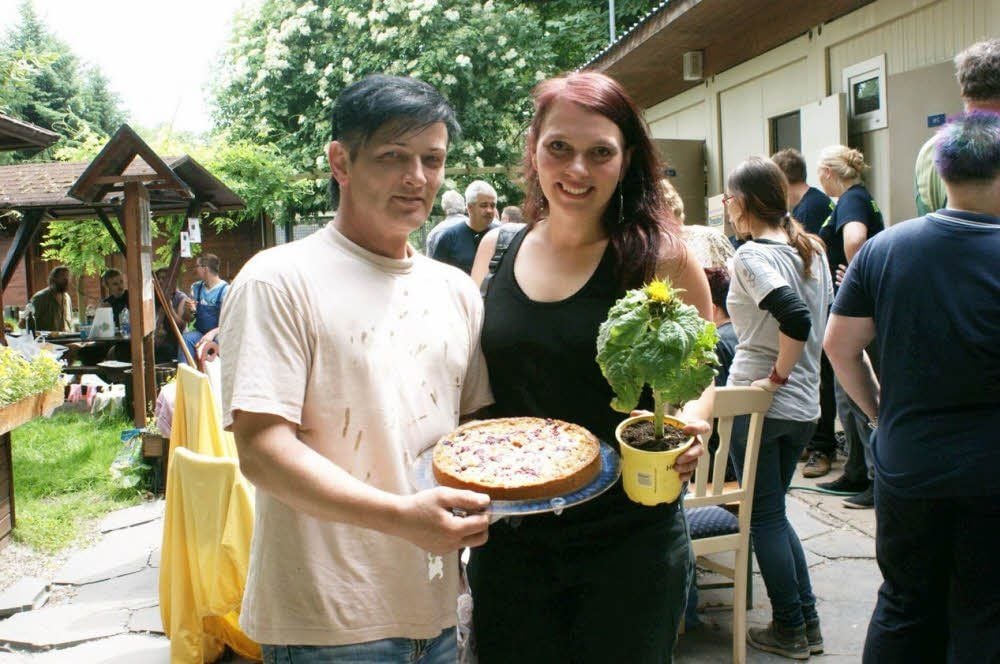 Grit Ehrhardt und Ingo Schwäblein brachten mehr als nur Kuchen und eine Sonnenblume nach Zeitz. Sie kamen mit Spenden für Tiere und Tierheim.