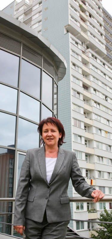 Jana Kozyk auf dem Dach der GWG-Zentrale in Halle-Neustadt.